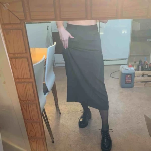  - Säljer denna mycket sparsamt svarta satinkjol, som ny