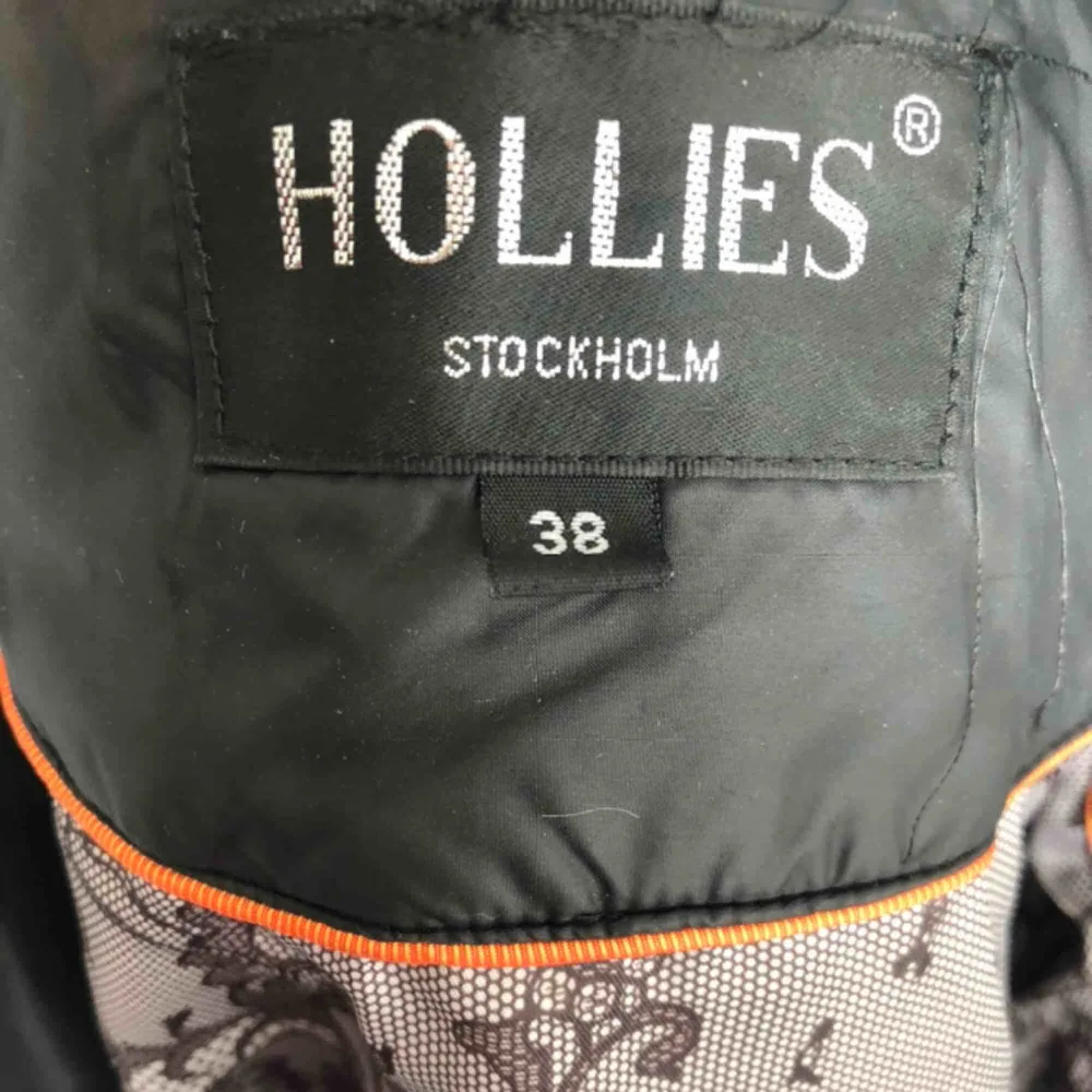 Varm & skön vinterjacka från HOLLIES STOCKHOLM. Använd ca 1,5 vintrar. I bra skick trots väl användning. Med avtagbar päls. Jackor.