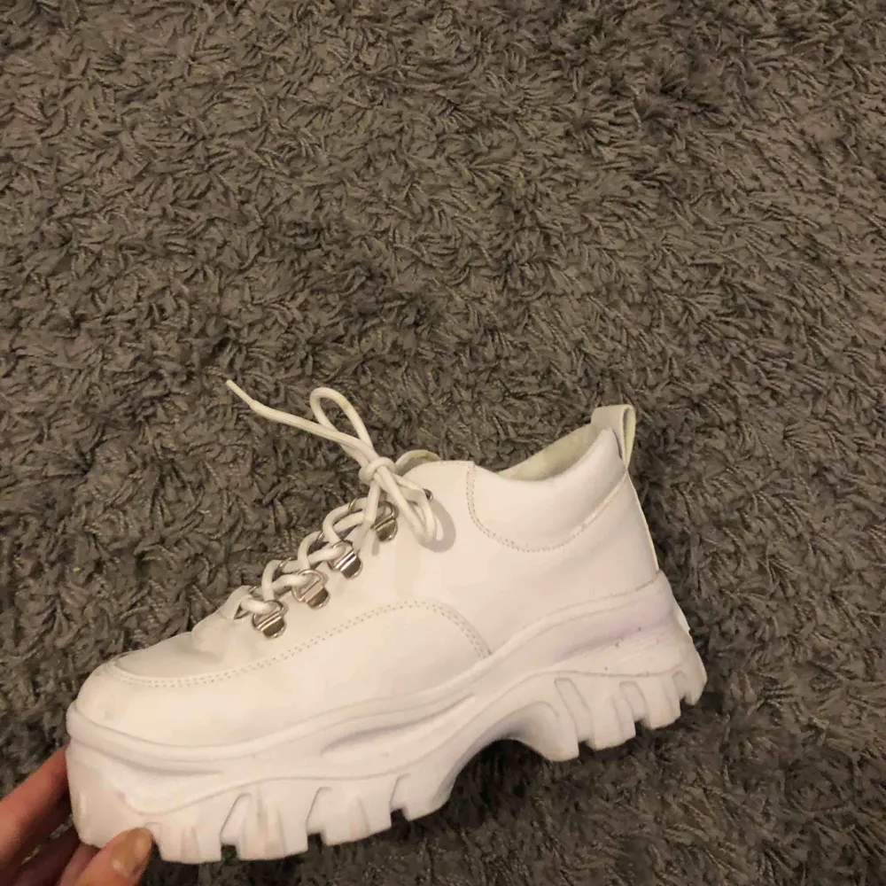 Vita sneakers från public desire köpta på ASOS för mindre än ett år sedan! Använda cirka 5 gånger! Kommer tvätta några fläckar och då är de som nya.. Skor.