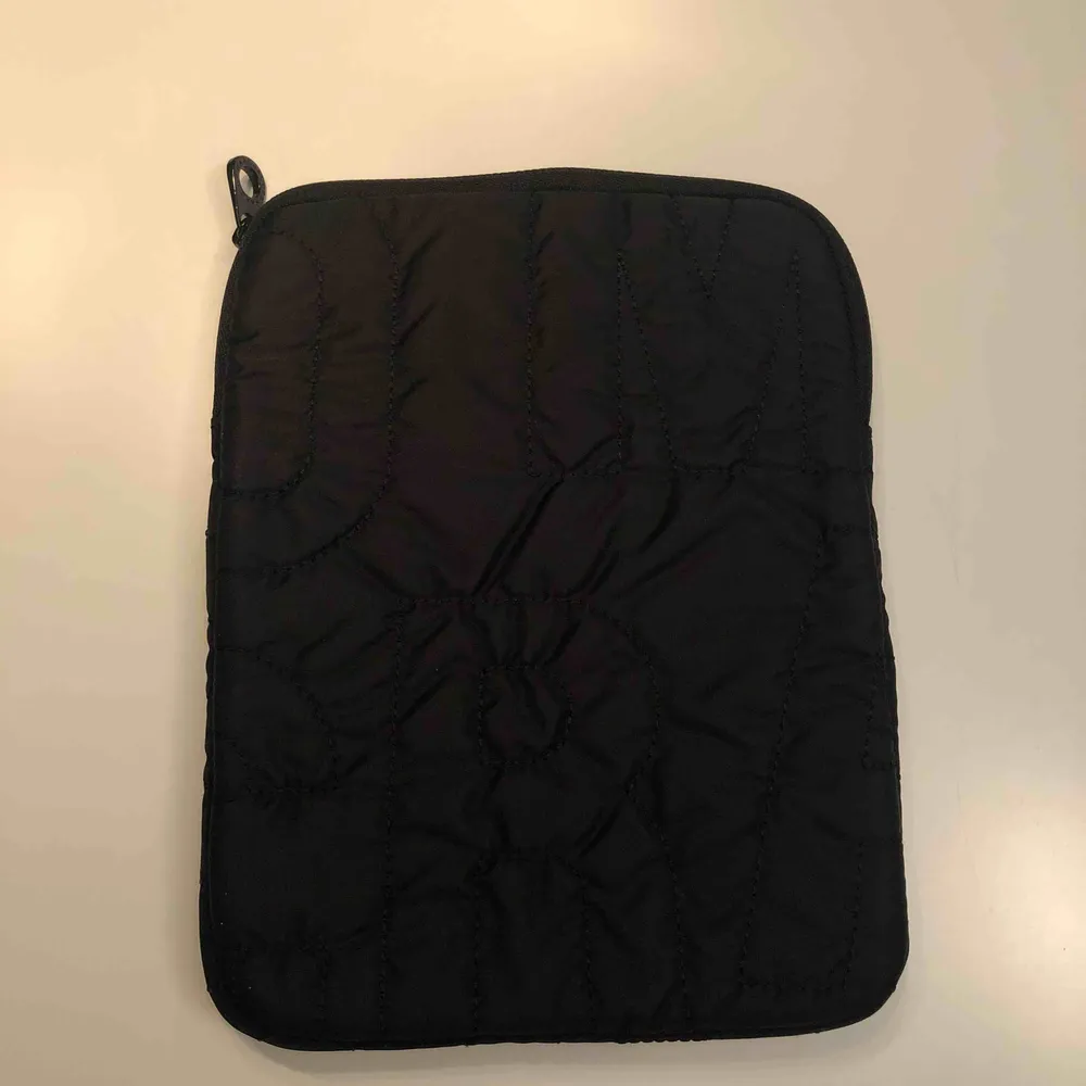 Snygg svart Marc Jacobs iPad fodral som är knappt använt. Passar originalstorleken av en iPad! . Väskor.