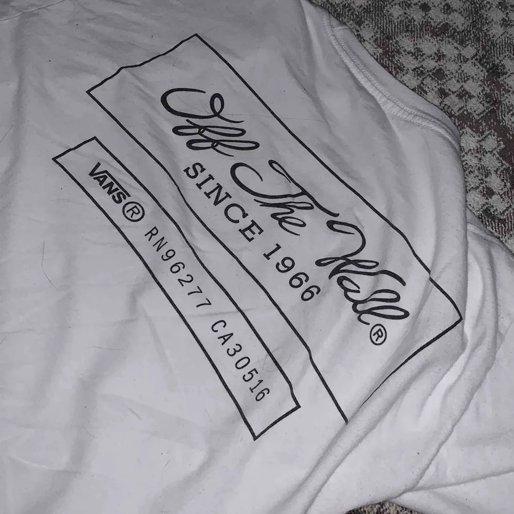 Sällsynt och vintage t-shirt från Vans. Köpt i Miami. Sparsamt använd, perfekt skick. 100kr eller högsta bud. . T-shirts.