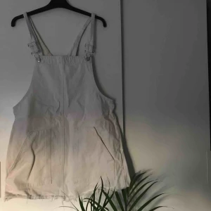  - Superfin hängselklänning från Pull&Bear. Använd väldigt få gånger så i superbra skick!! Frakt tillkommer 💜