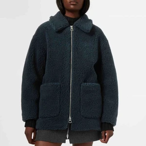 Weekday jacka  - Marinblå Felice teddy jacka från Weekday, storlek S. Oversize. Köpt för två år sedan, men har mest hängt i garderoben. I superfint skick! Varm och gosig. Välkommen att lägga eget bud!