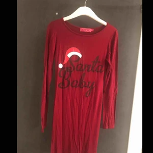  - Julig klänning i stretchigt och skönt tyg! Använd en gång. 