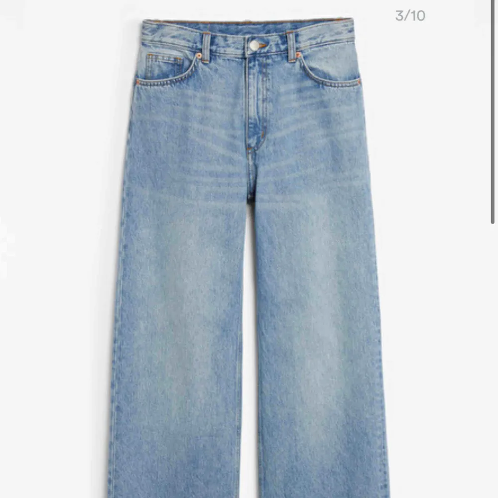 Vida jeans från Monki i modellen Yoko, säljer pga lite för stora.  Byxorna är Helt hela och köptes för 400kr.  Möts upp i centrala Stockholm/nacka/värmdö eller postar men då står köparen för frakten 😁. Jeans & Byxor.