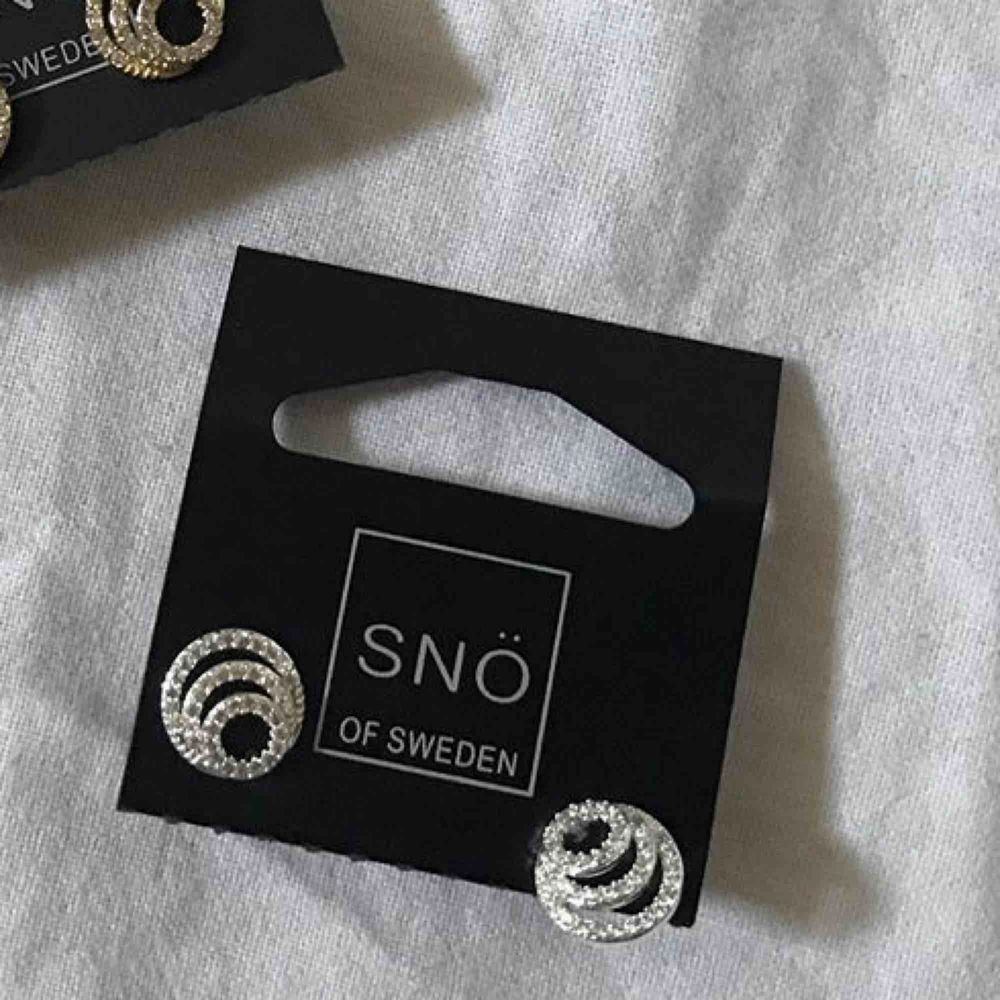 Örhängen från snö i silver. Accessoarer.