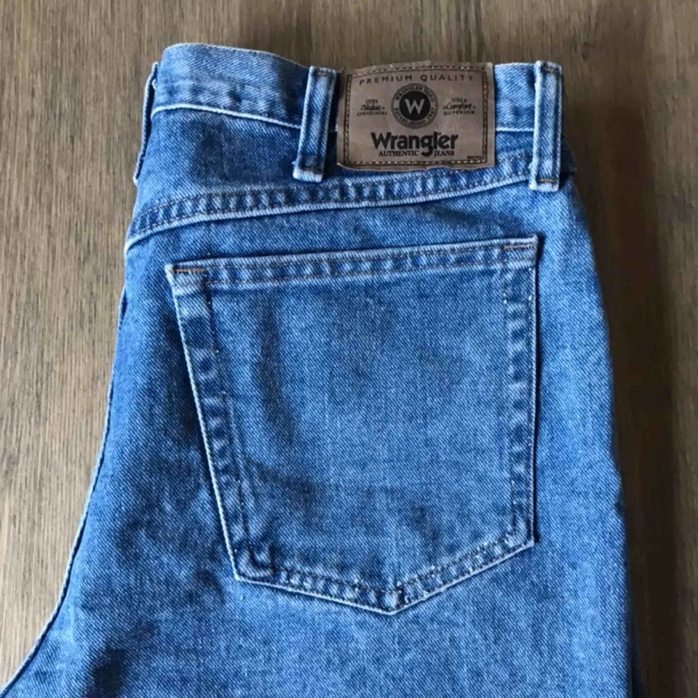 Vintage Wrangler jeans köpta i London. Hög midja, tighta upptill och lite vidare i benen. . Jeans & Byxor.
