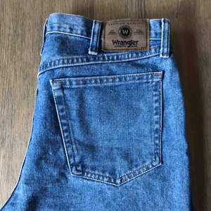 Vintage Wrangler jeans köpta i London. Hög midja, tighta upptill och lite vidare i benen. 