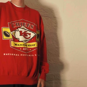  - En väldigt fin Kansas City Chiefs sweatshirt i väldigt bra kvalité.