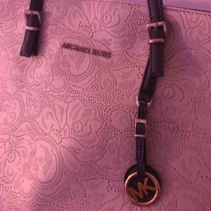  - FAKE Michael kors väska som nästan aldrig är använd, väldigt bra och fin kopia :)