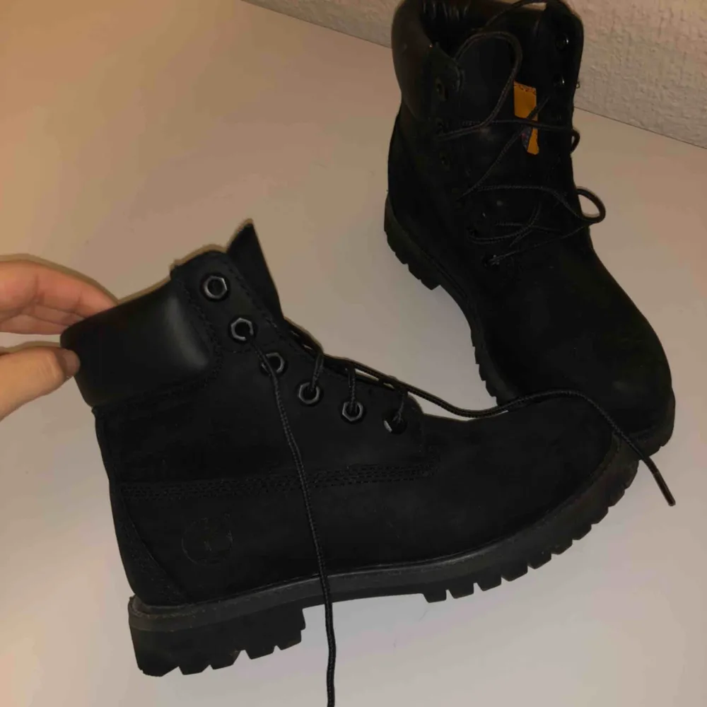 Nya svarta Timberlands. Använd ett fåtal gånger. Strl 36. Säljer pga förliten storlek.. Skor.