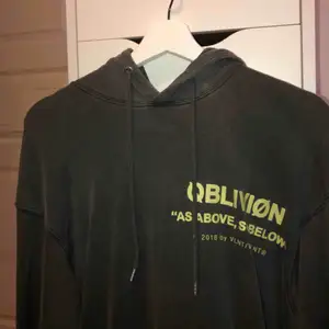 Helt oanvänd hoodie från carlings, säljer pga använder den aldrig