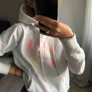  - Hoodie från hm som jag sytt på ett eget tryck på då jag ej gillade trycket under, där står det egentligen dirty dancing! Vill man hellre ha det trycket går sömmarna enkelt att spreta upp! Köparen står för frakten 