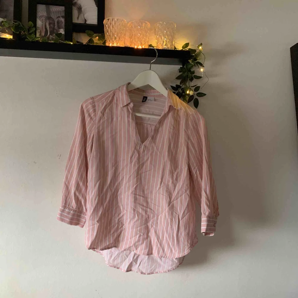 Jättefin vit/rosa randig skjorta i bra skick. Kom med prisförslag om du är intresserad!!🙌🏼. Skjortor.