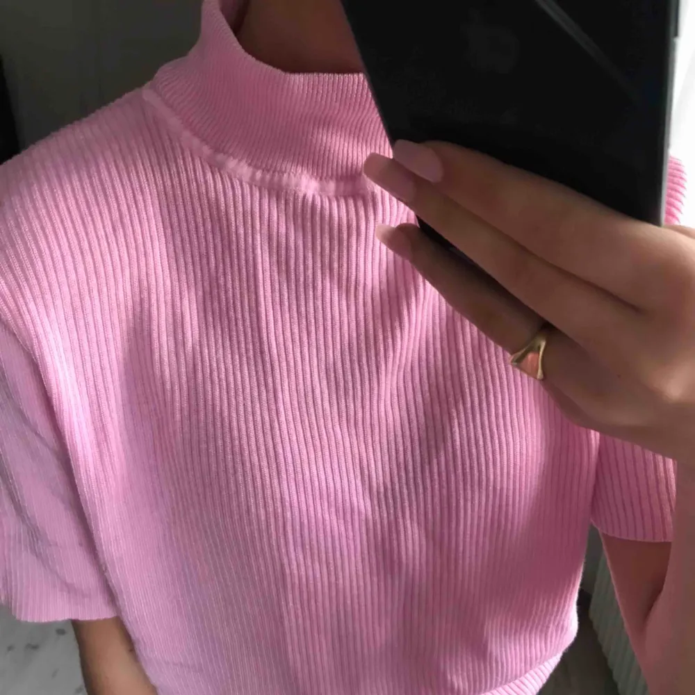 Jättefin rosa tröja köpt på second hand! Köparen står för frakten.. Toppar.