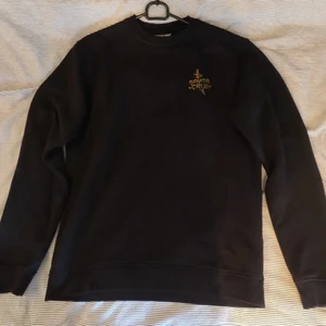  - Santa Cruz tröja med motiv på baksidan storlek Medium använd fåtal gånger.   Mötas upp i Norrköping eller köparen står för frakten 