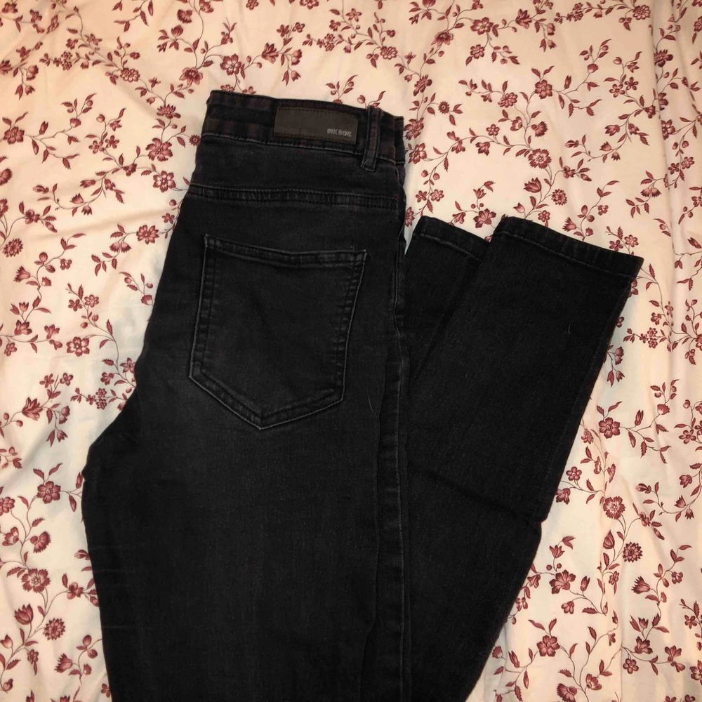 Ett par fina svarta jeans som sitter bra på benen (mellan till högmidjade). Säljes pågrund utav att de inte används längre eftersom jag endast använder lösare jeans.. Jeans & Byxor.