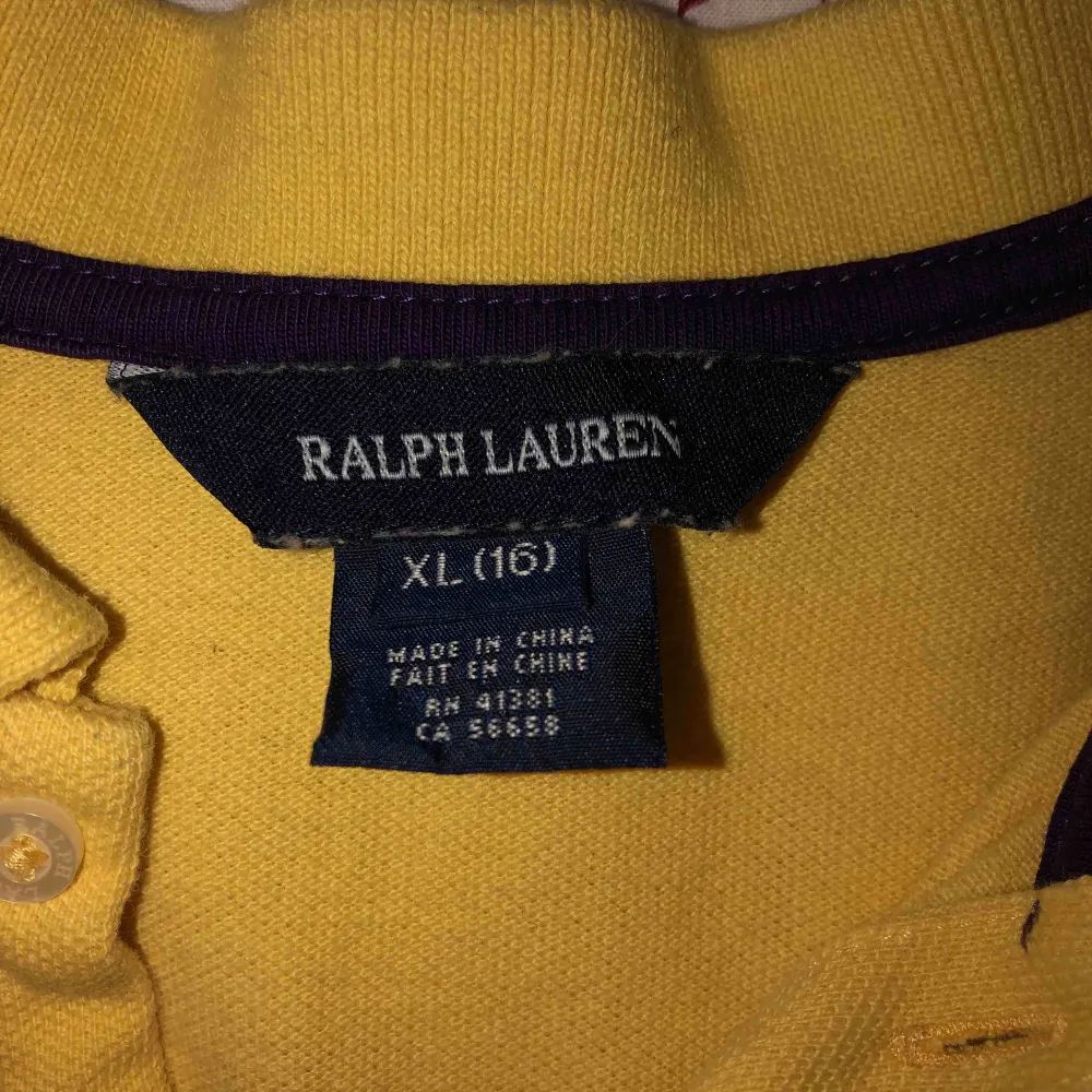 En väldigt fin piké från Ralph Lauren i barnstolen  L vilket motsvarar en vuxen storlek på S. Nästan aldrig använd och säljes pågrund utav att jag inte bär så mycket gult. Tröjan är i mycket bra skick.. Toppar.