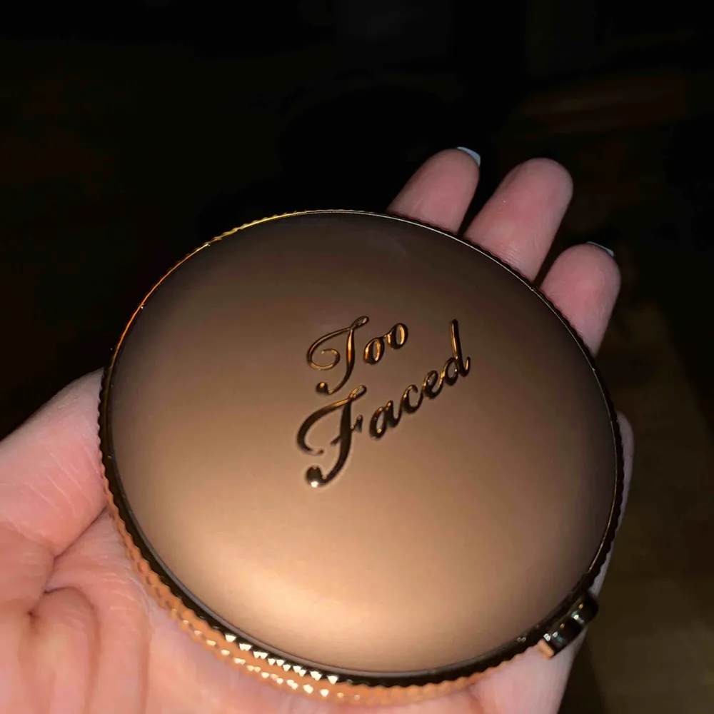 Ny (men öppnad) milk chocolate soleil bronzer från TOO FACED! Råkade köpa fel färg och märkte det först när jag redan öppnat förpackningen🤦🏼‍♀️ nypris är 405kr så kollar om det finns ett intresse och isf vad som budas!🥰 . Övrigt.