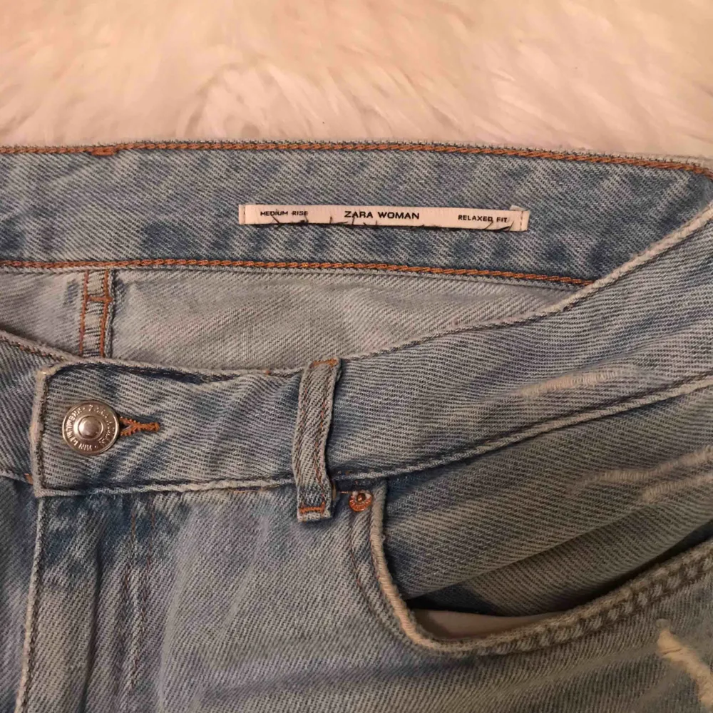 Ljusa slitna jeans från Zara, passar en XS-S. . Jeans & Byxor.