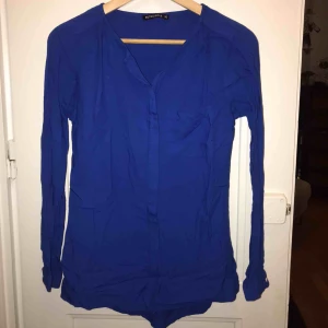  - En ostruken blus från Rut&circle i en härlig blå färg. 