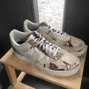 Air Force 1 x Realtree Storlek 45 (11) Nästan nya Kvitto finns Nypris: 1400