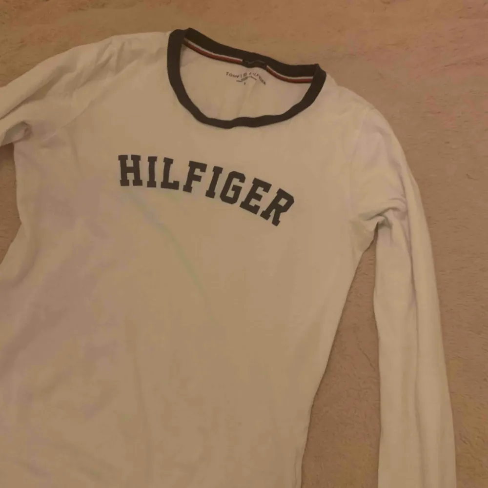 Långärmad Tommy Hilfiger tröja Storlek S, normal i storleken Använd fåtal gånger  Frakt står du för Priset kan diskuteras!. Toppar.