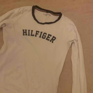  - Långärmad Tommy Hilfiger tröja Storlek S, normal i storleken Använd fåtal gånger  Frakt står du för Priset kan diskuteras!