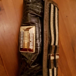  - Guess aftonväska kuvertväska.