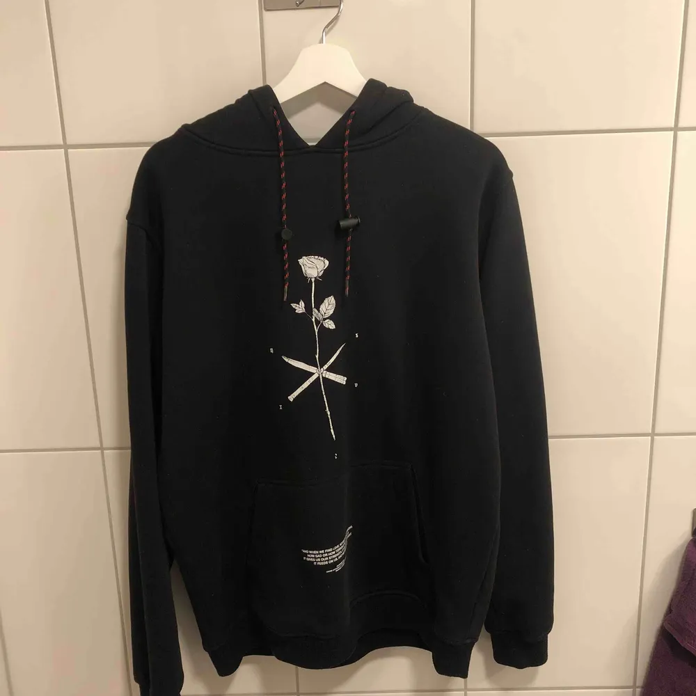 MXDVS lost lover hoodie v1, storlek L  Kan mötas upp i Gbg eller skicka, köparen står för frakt  . Hoodies.