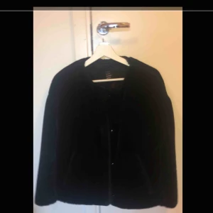  - Jacka i fake päls från ZARA, med knappar upptill Säljer pga den blivit för liten Storlek: L  (Liten i storleken skulle säga att den passar M bäst)