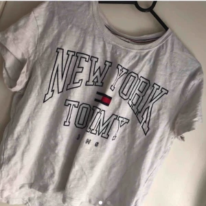  - Äkta Tommy hilfiger tshirt för bara 60kr🤪🤯( mer med frakt om man ej möts upp i gbg) Stryker den och tvättar den extra gång till såklart 🤩 St är mellan xs-s 