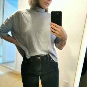  - Polo från Rodebjer i ull, siden och kashmir, stl. S. Använd 2 gånger så i väldigt fint skick! Dubbelpolo så man själv kan välja hur den ska vikas och vilken färg som ska synas mest. Köparen betalar frakten.