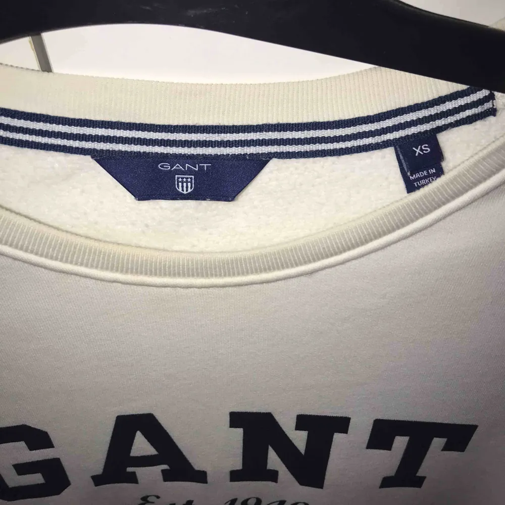 Säljer en vit tröja från Gant i strl xs. Endast använd fåtal gånger så i mkt fint skick, nypris 700kr.. Tröjor & Koftor.