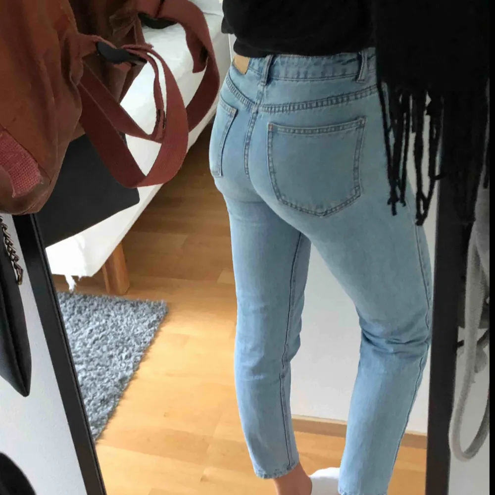 Ljusa momjeans från pull&bear skulle säga att storleken är XS-S. Jättefint skick och bra kvalité. Hör av er vid frågor, köparen står för frakten:). Jeans & Byxor.