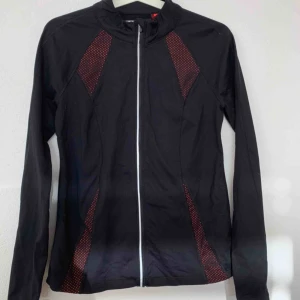  - Work out jumper !! Forever 21 orange and black layer top. Worn a couple of times✨ bought for 200 kr selling for 70! Meet up in Stockholm or pay for shipping 💞