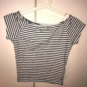  - Svartvit Randig T-shirt lite kortare. Sitter bra och väldigt skön.