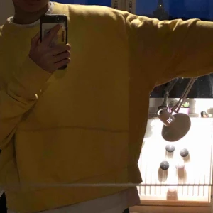  - Fin gul sweatshirt!💛 gott skick! Möts upp i Stockholm, köparen står annars för frakt📦 