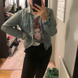  - Levis retro jeansjacka, speciell färg som inte finns längre, skitsnygg!! Sitter som en smäck