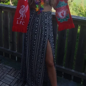  - Sjukt fin högmidjad långkjol i aztekmönster, med en slits på varje sida! Endast använd 2 gånger, så i väldigt bra skick! Frakten ingår i priset ✨✨