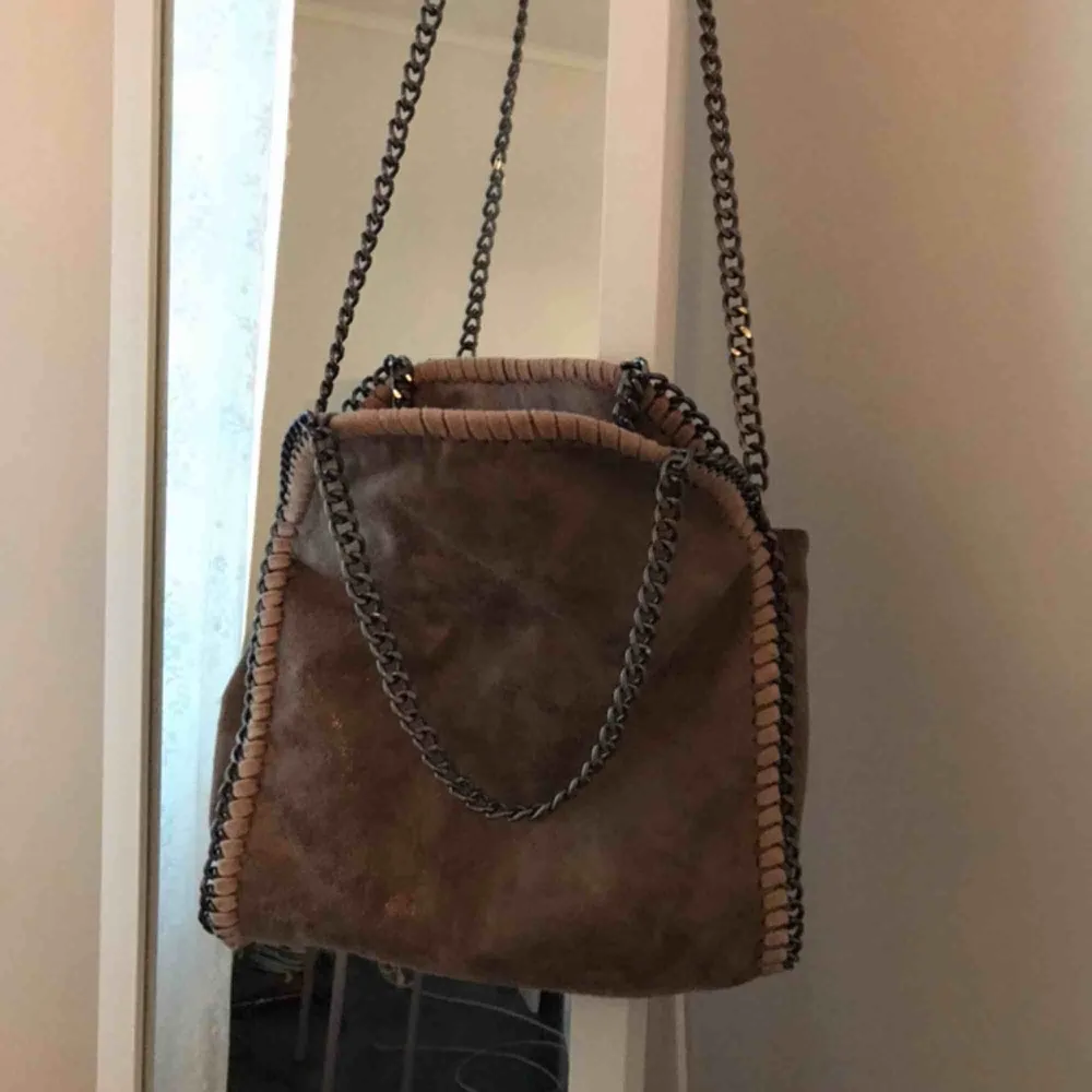 Mycket fin och sparsamt använd väska i brun beige/färg  🌸😊 Ska efterlikna Stella McCartney väskan som ser liknande ut men är ej därifrån! . Accessoarer.