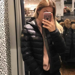  - Dunjacka ifrån colmar, nypris 4999kr inköpt på NK. Använd en vinter o är i bra skick! Kan skicka fler bilder vid intresse. Bild två är lånad ifrån Google för att kunna se modellen på jackan bättre.