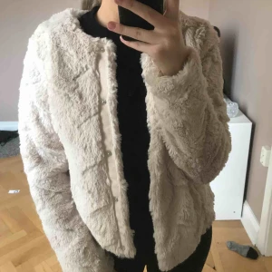 Päls jacka - Päls jacka ifrån Vero Moda i strlk 34 Aldrig använd, köpare står för frakt