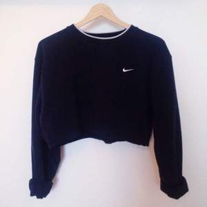 Dark blue Nike sweat which i cropped myself. Only worn a few times. A really nice, not too oversized fit.