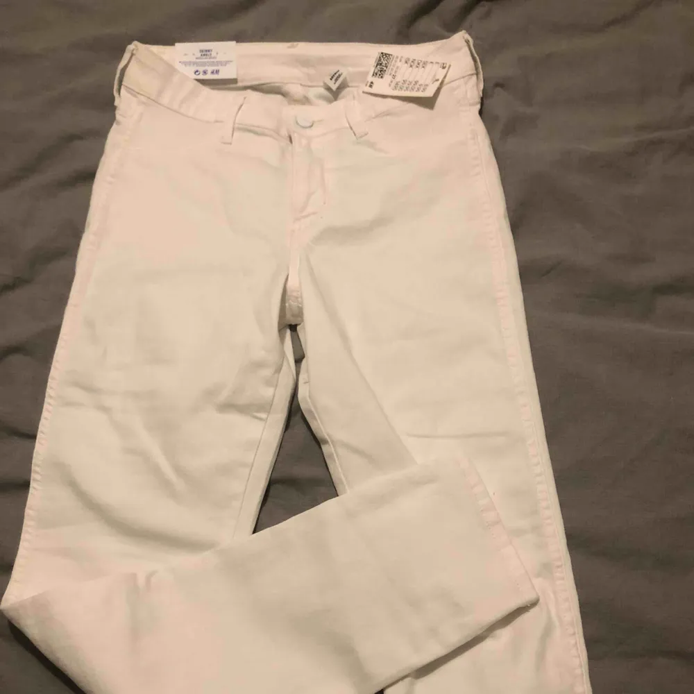 oanvända vita jeans från hm. stretchiga och sköna men använder inte. . Jeans & Byxor.