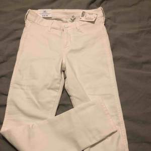 oanvända vita jeans från hm. stretchiga och sköna men använder inte. 