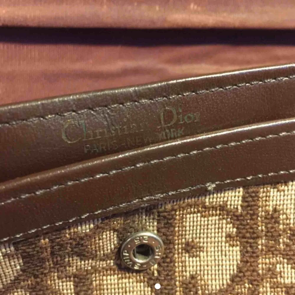 Supersnygg, vintage Christian Dior plånbok köpt här för bara nån vecka sedan. Lite slitningar men annars fin(: OBS vet ej om den är äkta men ser ut så?. Väskor.