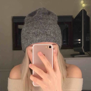  - Grå yllemössa i jättefint skick. Knappt använd