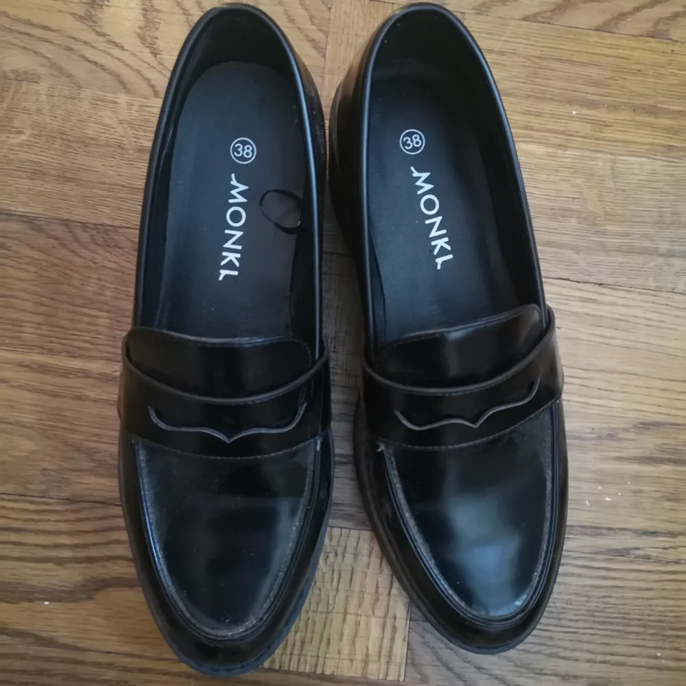 Skor från Monki, använda två gånger. Säljs pga för små. Skor.