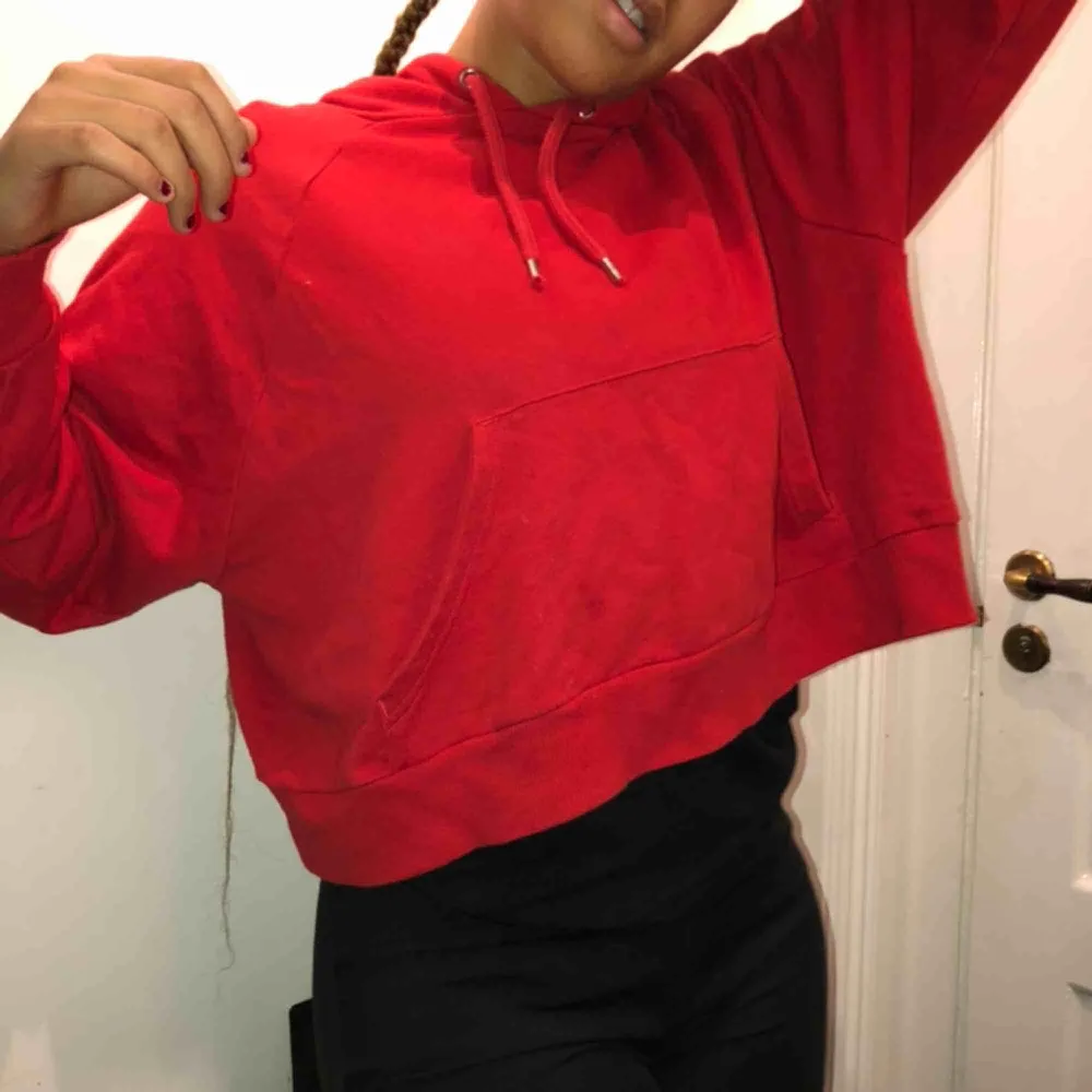 Röd hoodie som är lite croppad. Knappt använd! Möts upp eller fraktar:) Kolla in min sida för många nya plagg❤️. Hoodies.